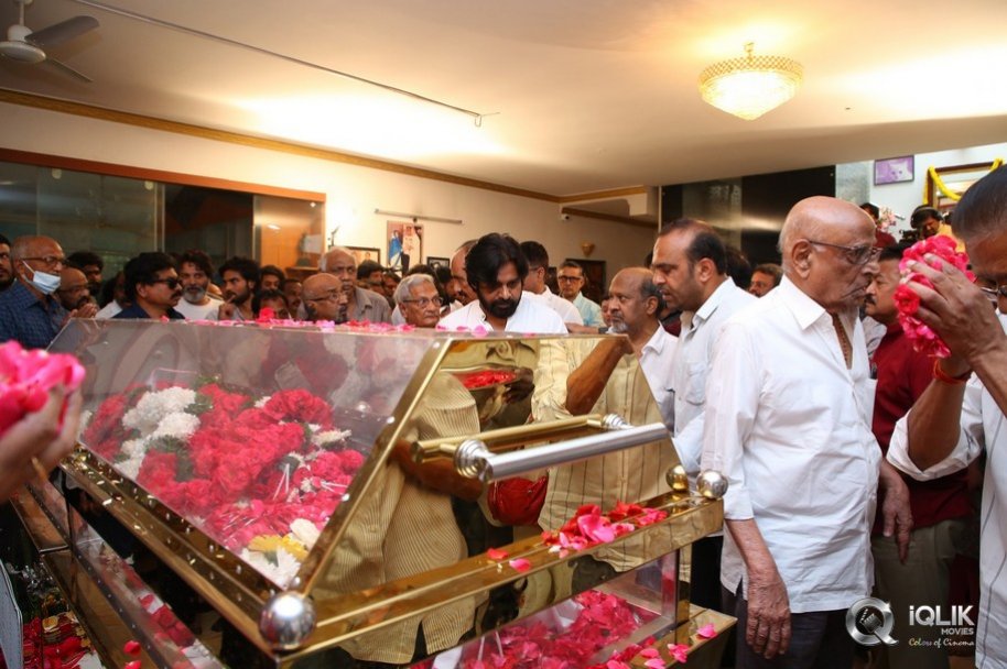Celebrities-pay-homage-to-superstar-Krishna